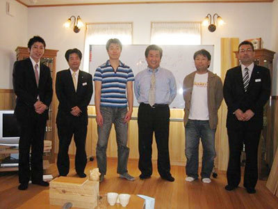 2009.4.11のモミカフェでお客様と記念写真