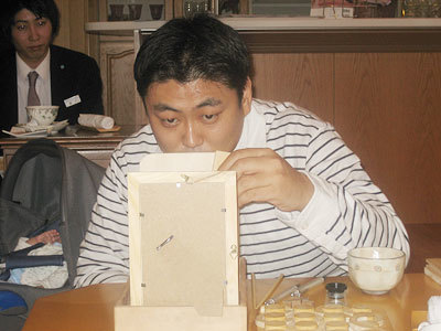木のおもちゃに夢中？